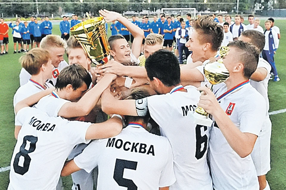 Футболисты сборной Москвы выиграли золотые медали летней Спартакиады-2017.