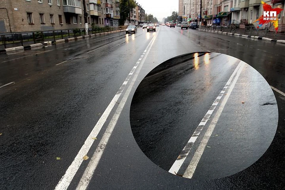 Видна дорога. Сплошная разметка. Стертая дорожная разметка. Сплошная разметка на дороге. Двойная сплошная разметка.