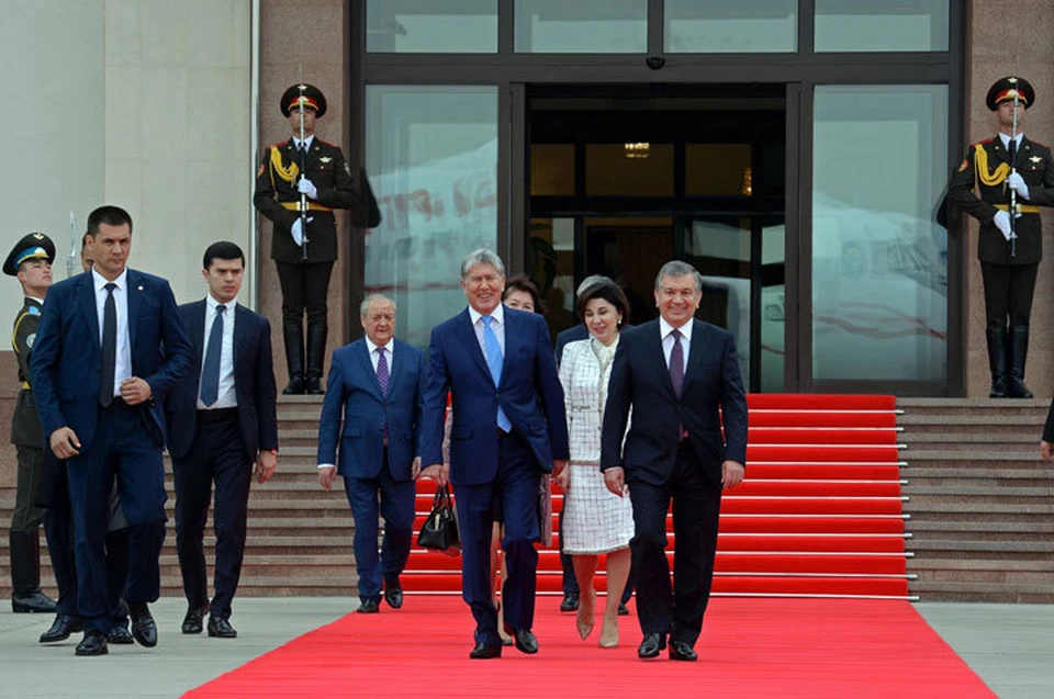 Ответный визит в Узбекистан Алмазбек Атамбаев нанес ровно спустя месяц после приезда узбекского коллеги в Бишкек. Все, что президенты не успели обсудить и решить во время сентябрьской встречи, решили в октябре.