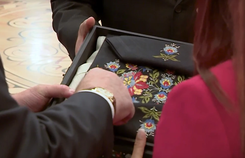 Президент подарил супруге Мадуро эффектную скатерть. Фото: кадр видео БелТА