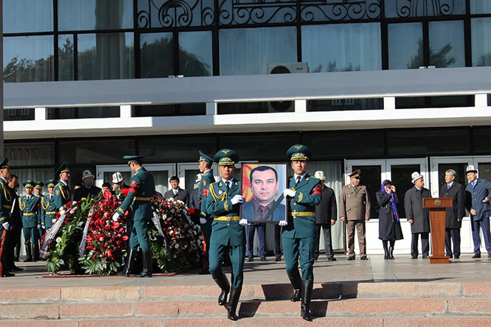 Прощание с Темиром Джумакадыровым состоялось в кыргызском театре драмы имени Адбымомунова в Бишкеке