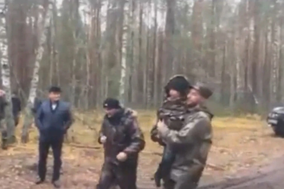Спасенного Ярослава Балуева вынесли из леса на руках под аплодисменты