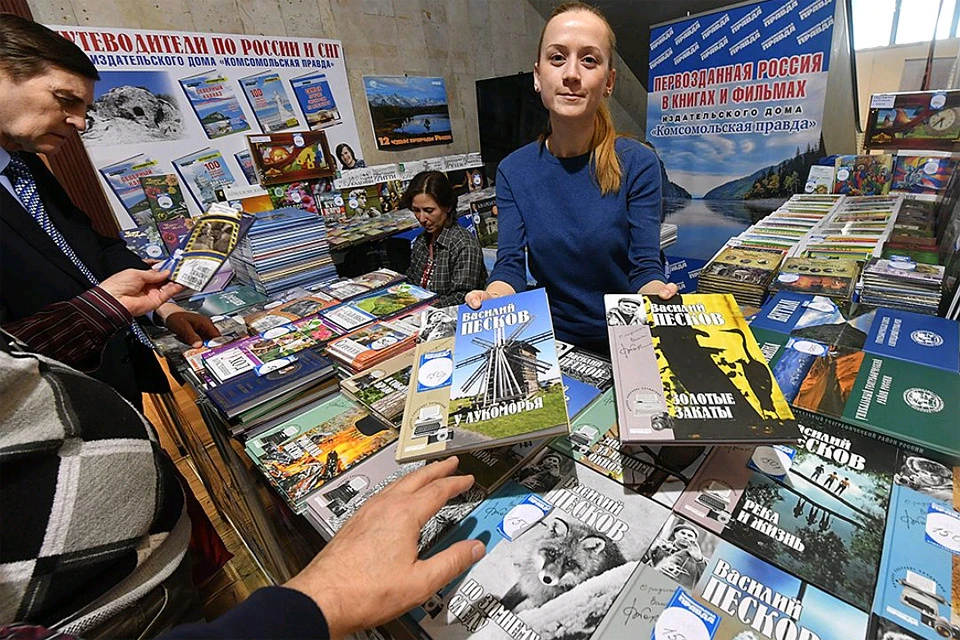 На стенде можно купить ярко иллюстрированные издания и фильмы о путешествиях, созданные журналистами "Комсомолки".