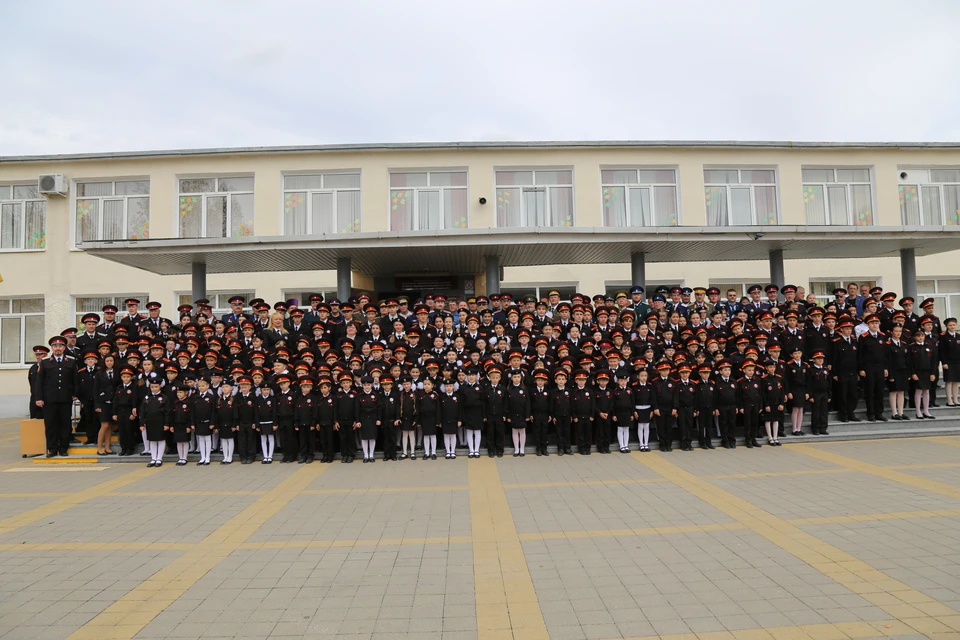 Фото на память. Ученики семигорской школы No 25 и делегации казачьих войск