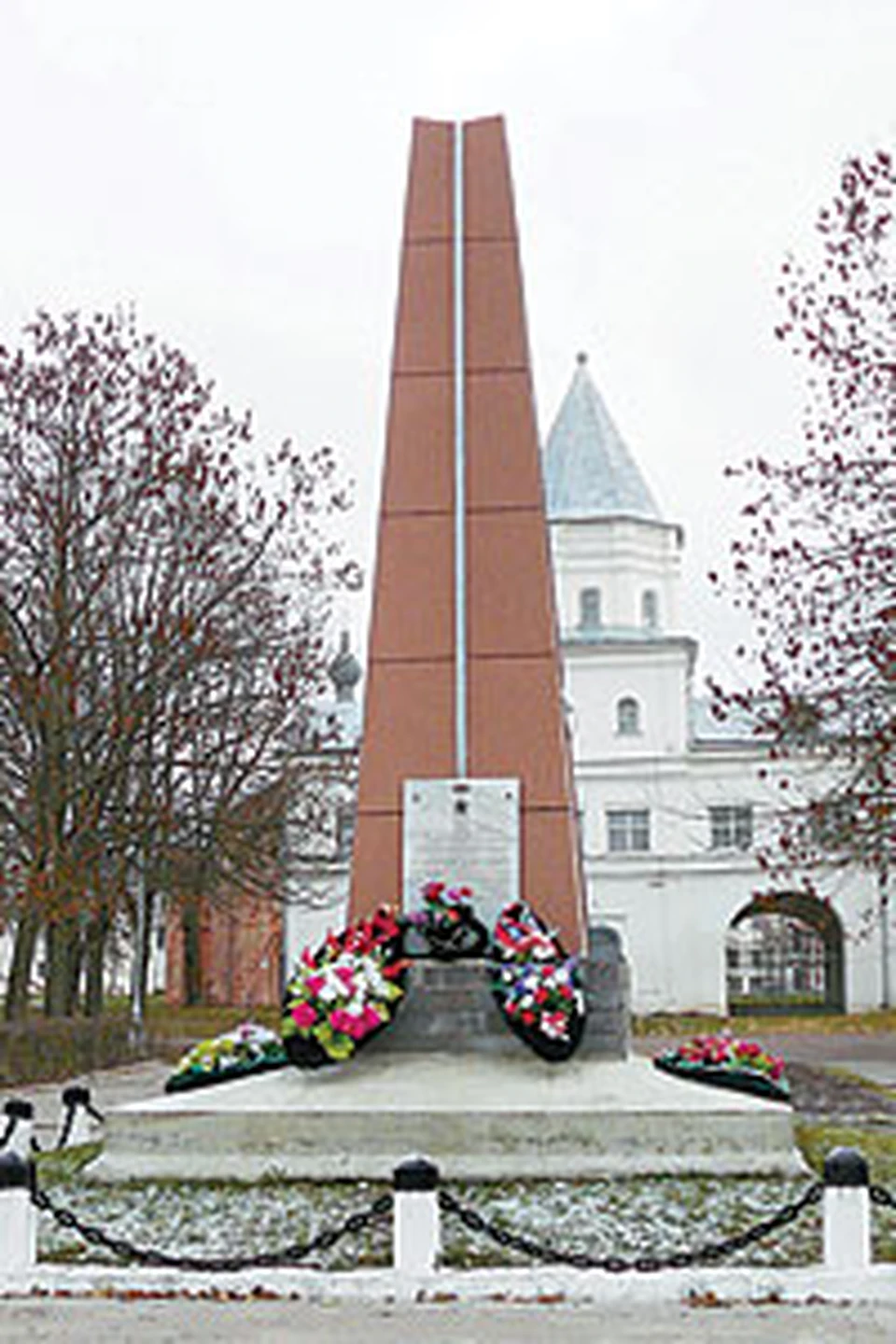 Памятник Красилову, 
Черемнову и Герасименко расположен на Ярославовом дворище Великого Новгорода.
