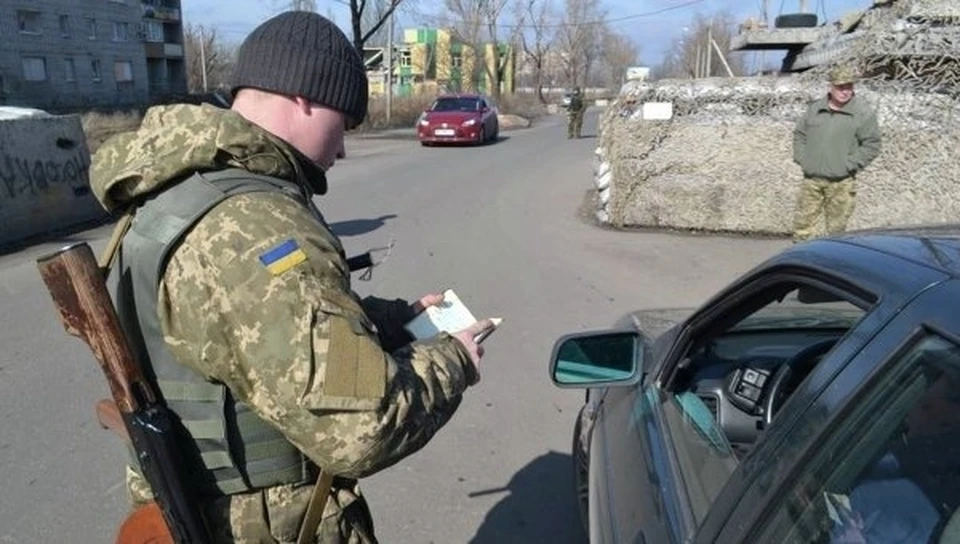 Если товар не внесен в перечень, то украинские военные запросто могут отобрать его у жителей.Фото:Facebook/Пресс-центр штаба АТО