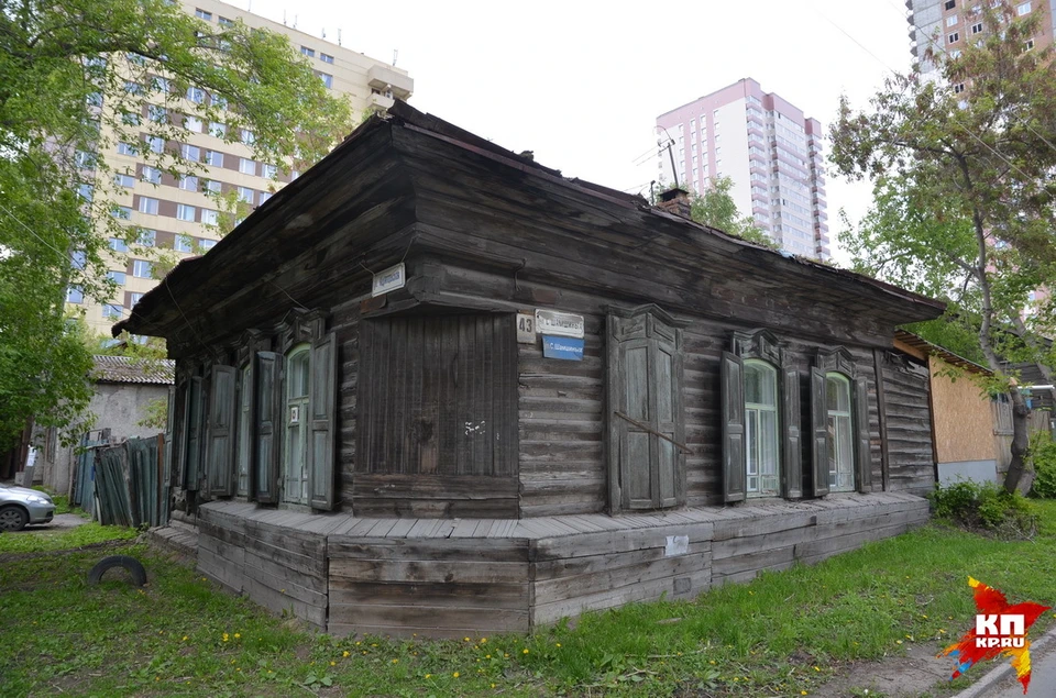 Дом, где жила Янка Дягилева, находится на пересечении улиц Ядринцевской и Семьи Шамшиных.