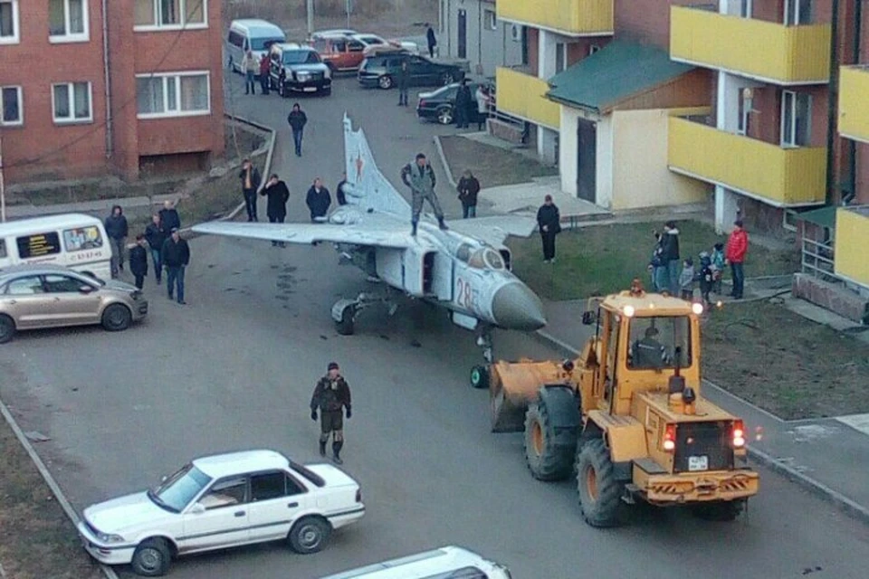 Самолет МИГ-23 перевозят из городка ИВВАИУ в будущий патриотический центр воспитания в Иркутске