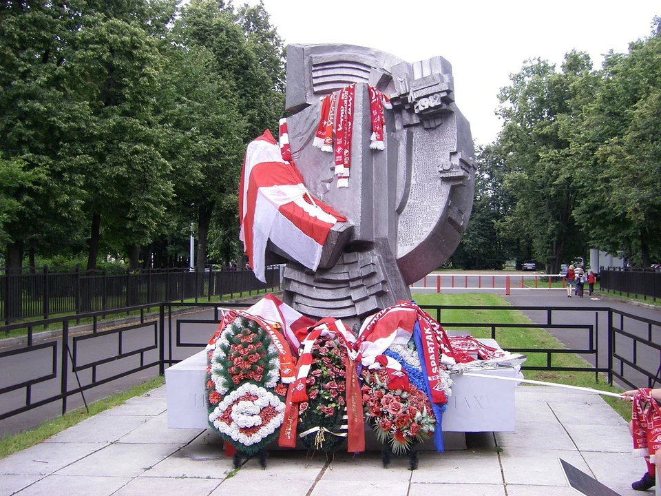 Каждый октябрь к монументу памяти погибших на матче Спартак-Харлем приносят свежие цветы. ФОТО wikipedia.ru