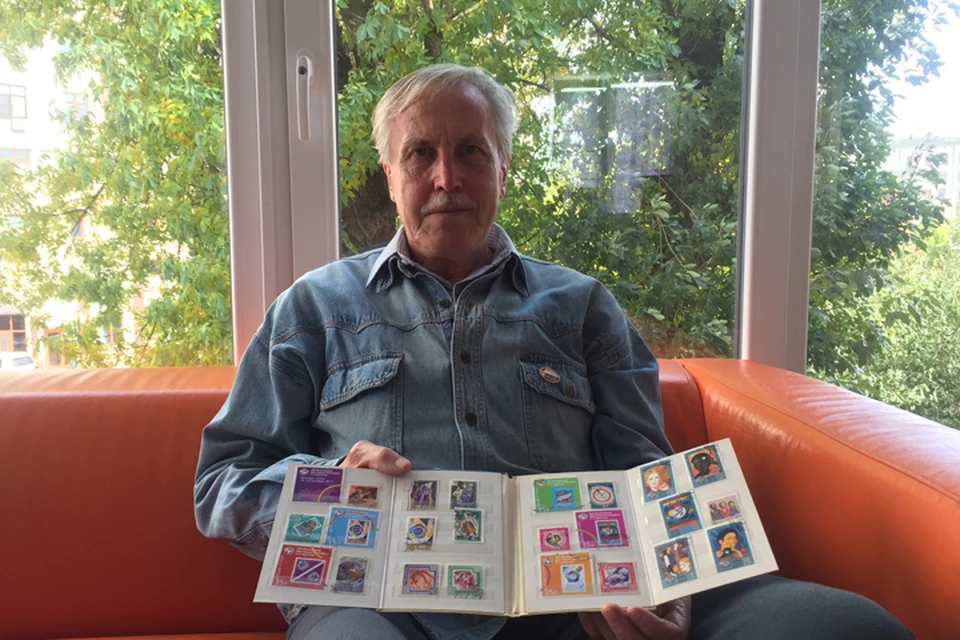 Михаил Севостьянов со своей коллекцией марок