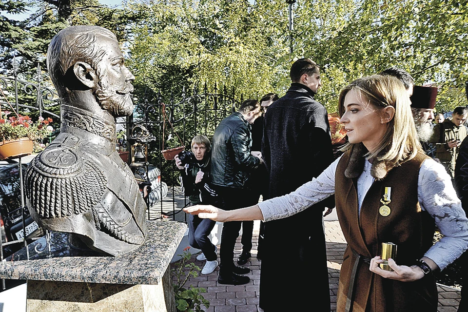 Наталья Поклонская у памятника Николаю II. Она считает, что он мироточил. Фото: Виталий ПАРУБОВ