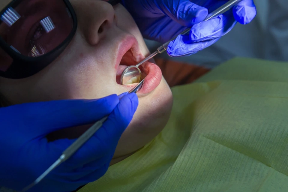 Профессиональная чистка зубов в Хабаровске: цены, стоматологии, методы