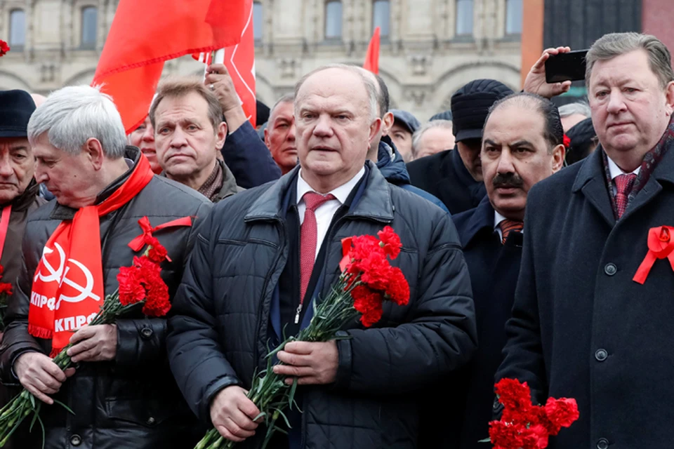 Сегодня коммунисты во главе с Геннадием Зюгановым возложили цветы к мавзолею Ленина