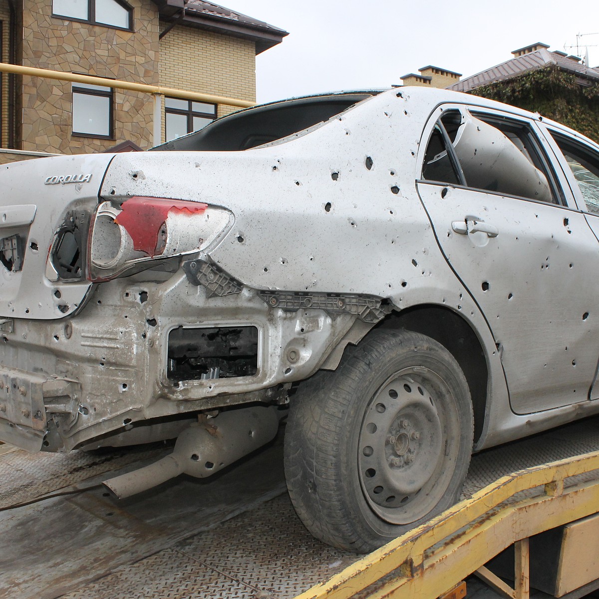 Хозяин поврежденного снарядом автомобиля: Главное, что все остались живы -  KP.RU