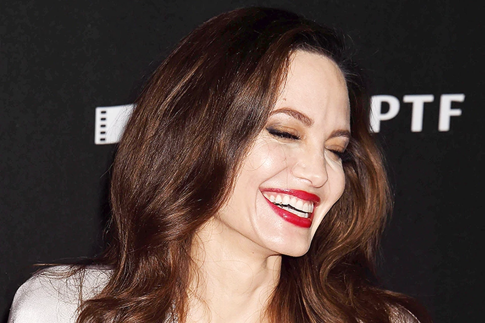 Вообще, все признаки того, что Аджелина Джоли счастлива и, скорей всего, влюблена