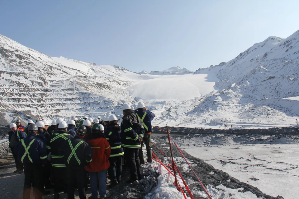 Группа из 50 человек приехала на рудник, чтобы посмотреть на состояние ледников и хвостохранилища.