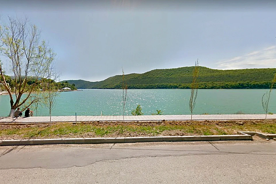 Очередной визит отдыхающих к «голубой жемчужине» был омрачен. Фото: панорамы Google.