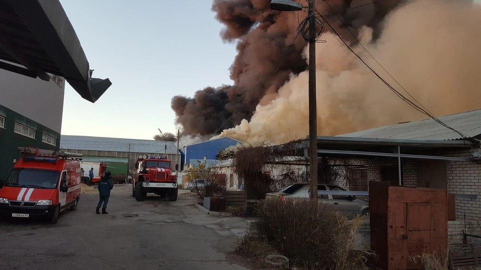 Огонь вспыхнул на складе с лакокрасочными материалами. Фото: Евгения Котелкова