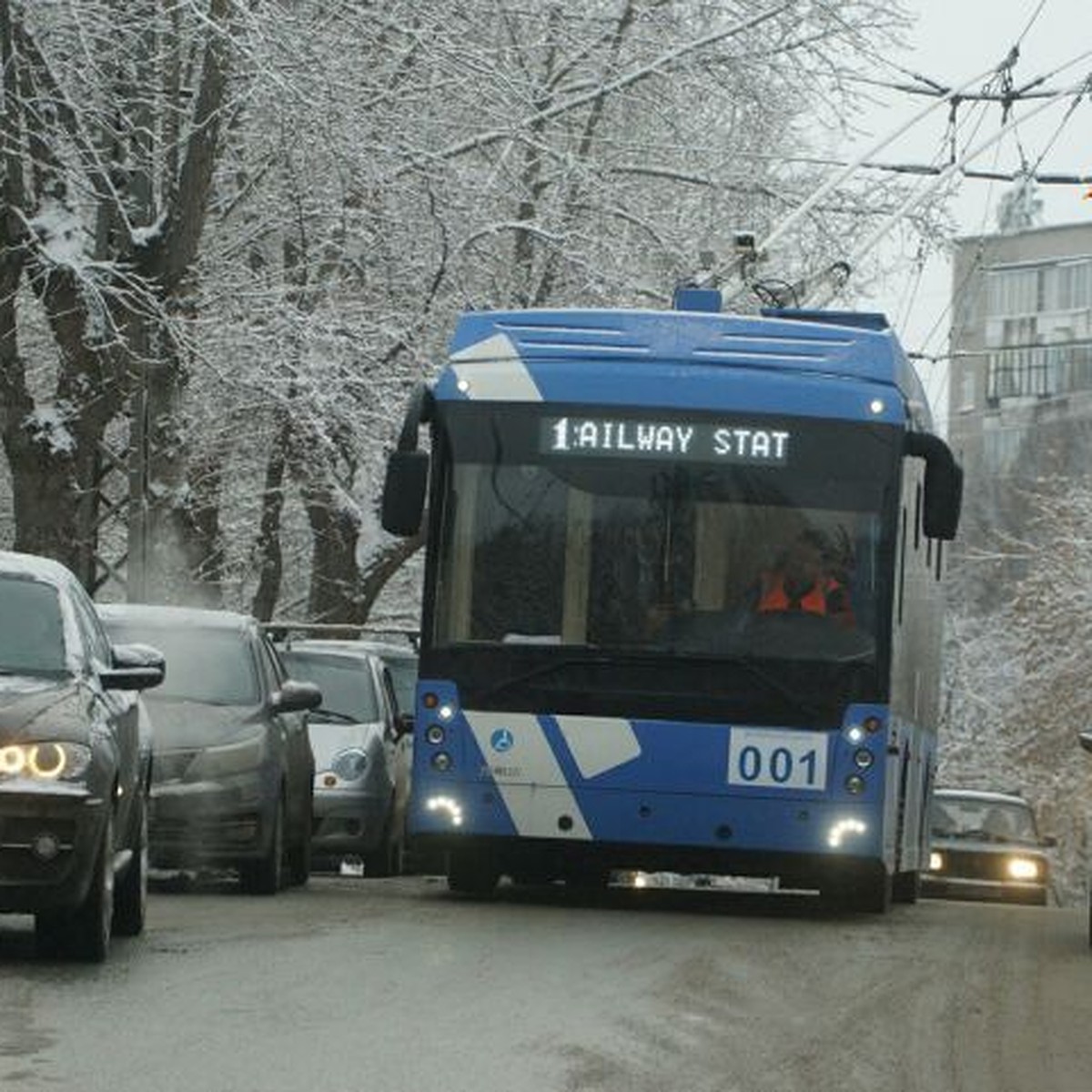 В Екатеринбурге испытывают электробус, который умеет подзаряжать телефоны  пассажиров - KP.RU