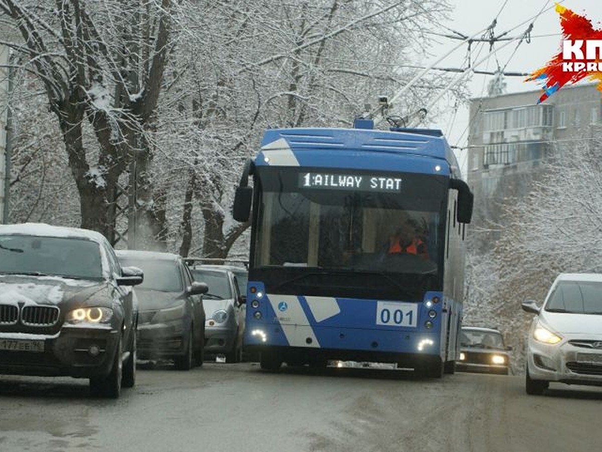 В Екатеринбурге испытывают электробус, который умеет подзаряжать телефоны  пассажиров - KP.RU