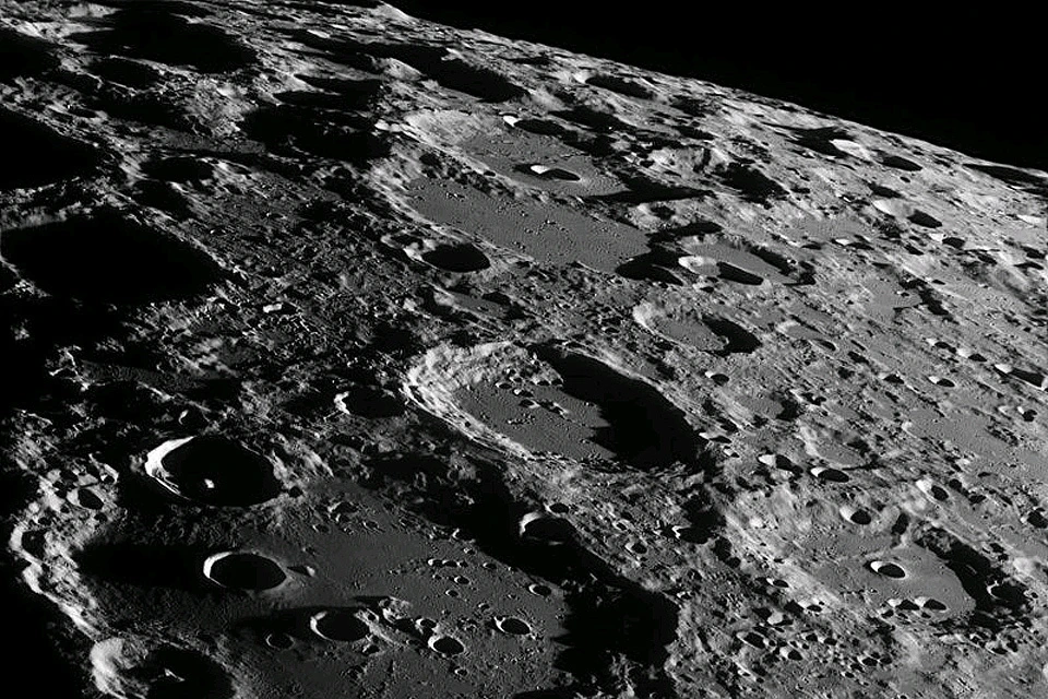 Снимок лунной поверхности.