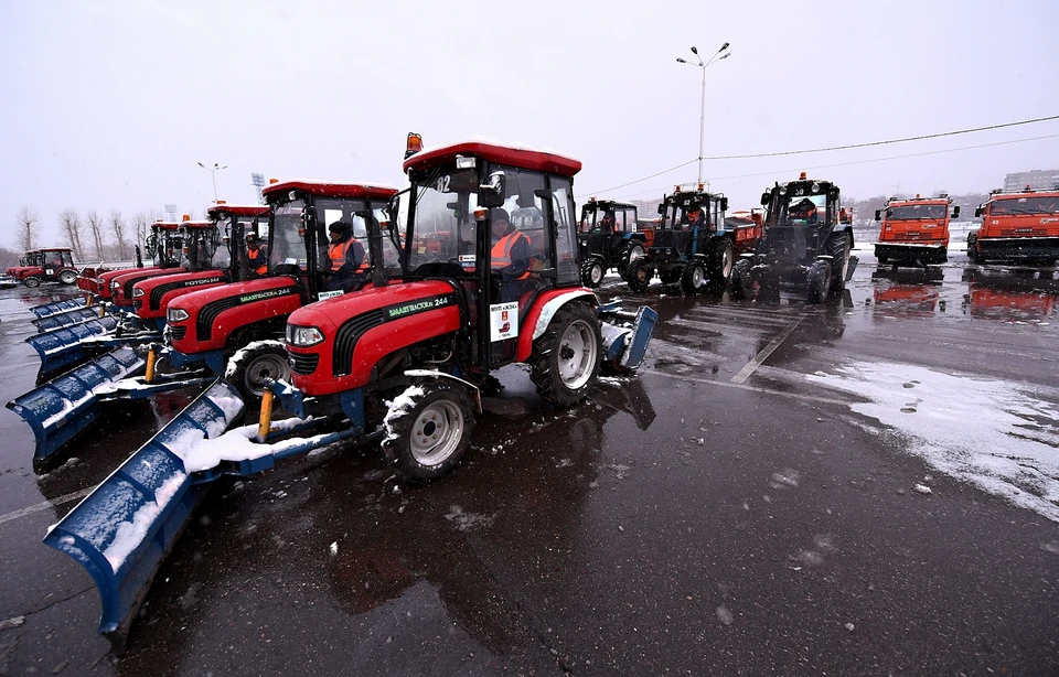 Трактора МУП "ЖЭК" выстроились во время инспекции с участием губернатора. Фото: пресс-служба ПТО