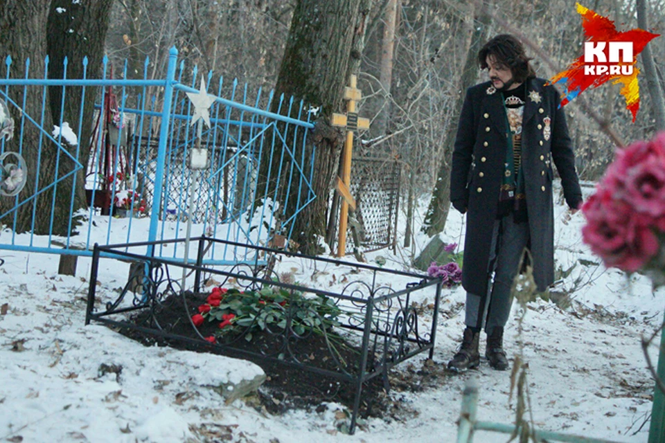 Киркоров приехал на кладбище сразу из аэропорта