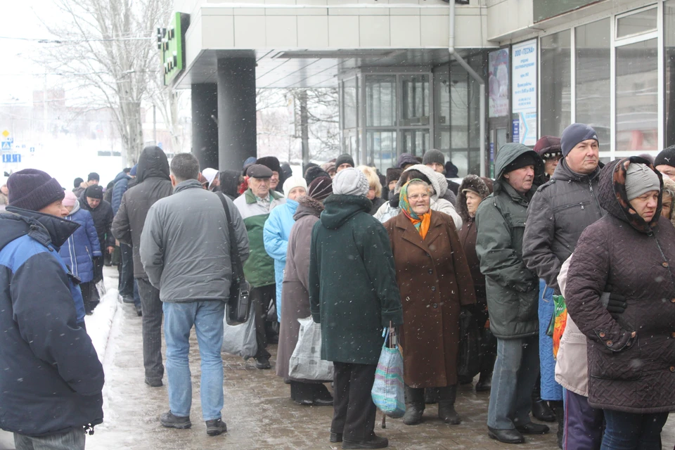 В центре Донецка, на пересечении улицы Челюскинцев и проспекта Мира, очередь за продуктовыми наборами