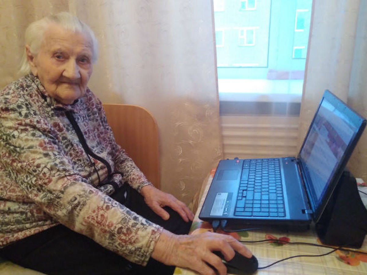 101-летняя бабушка из Братска сидит в «Одноклассниках» и общается по скайпу  - KP.RU