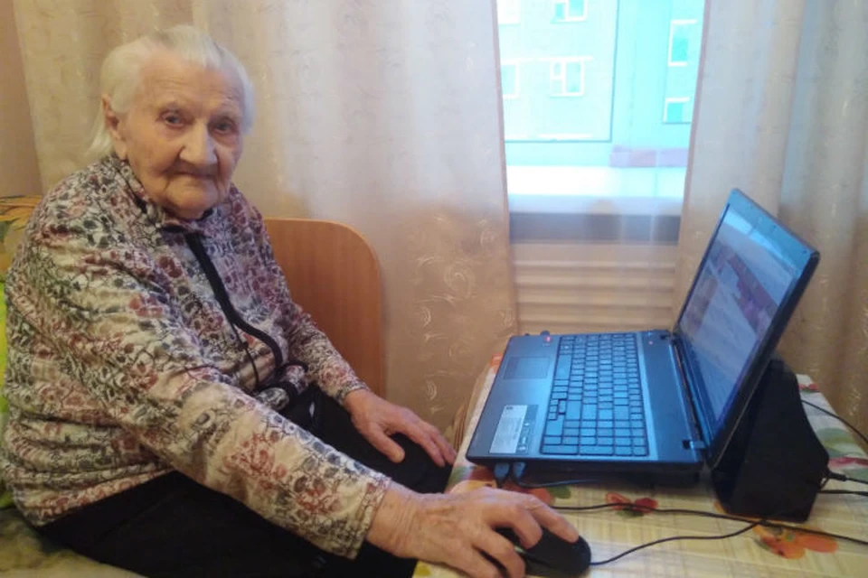 101-летняя бабушка из Братска сидит в «Одноклассниках» и общается по скайпу. Фото: Любовь Распутина.