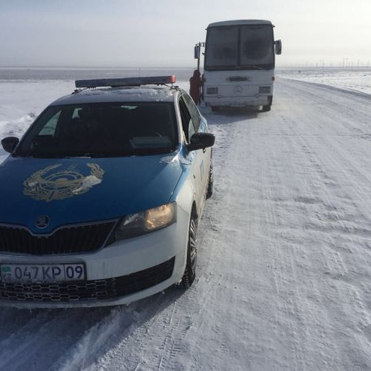 Под Карагандой тридцать женщин 10 часов толкали замерзший автобус по трассе  - KP.RU