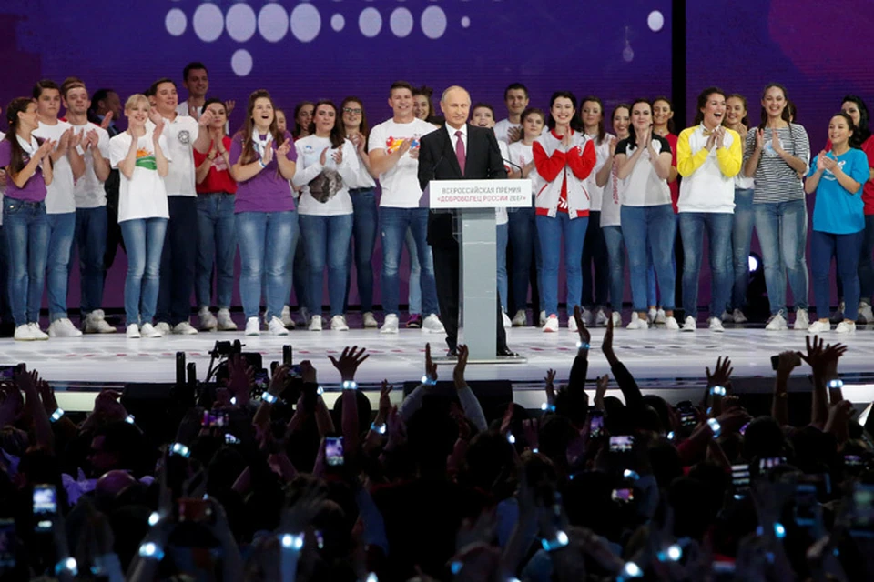 Президент России принял участие в церемонии вручения премии "Доброволец-2017"