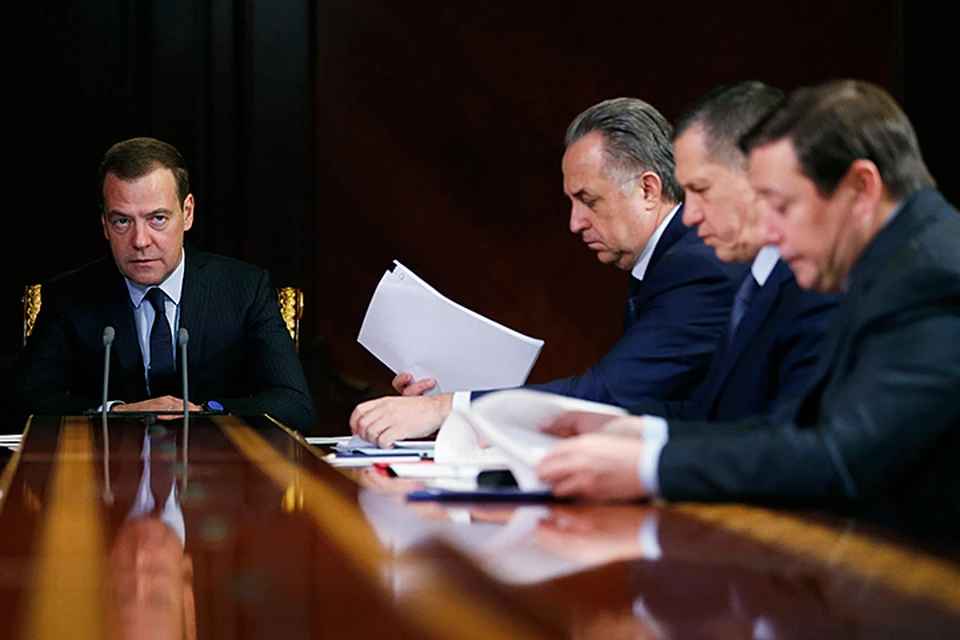 Премьер подписал распоряжение, по которому зарплаты бюджетников с 1 января 2018 года вырастут на 4 процента. Фото: Дмитрий Астахов/ТАСС