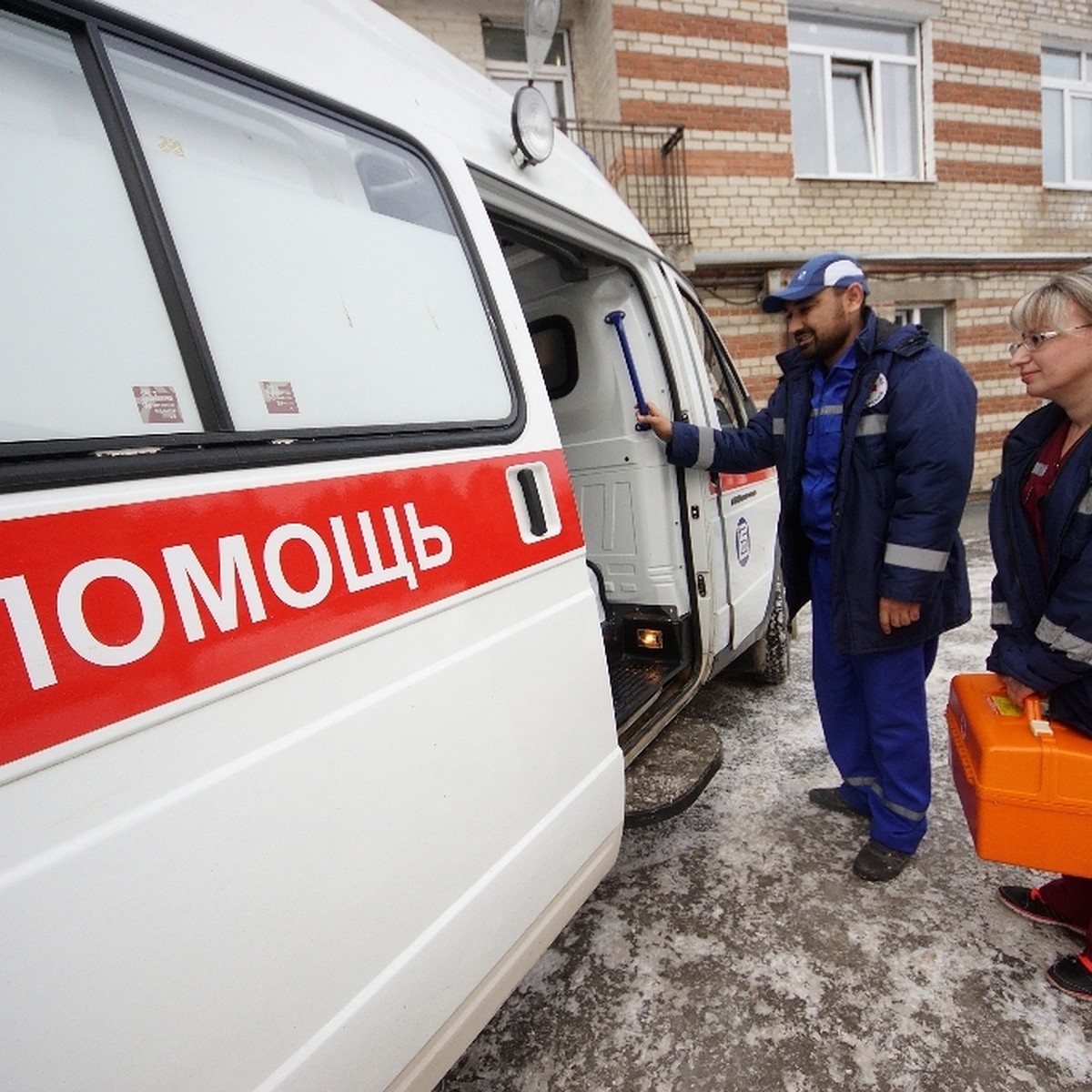 В Копейске из «скорой помощи» школьницу высадили на улице, чтобы шла домой  - KP.RU