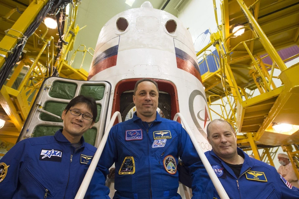 Антон Шкаплеров (в центре) с коллегами. Фото: Космонавт Антон Шкаплеров/ Вконтакте
