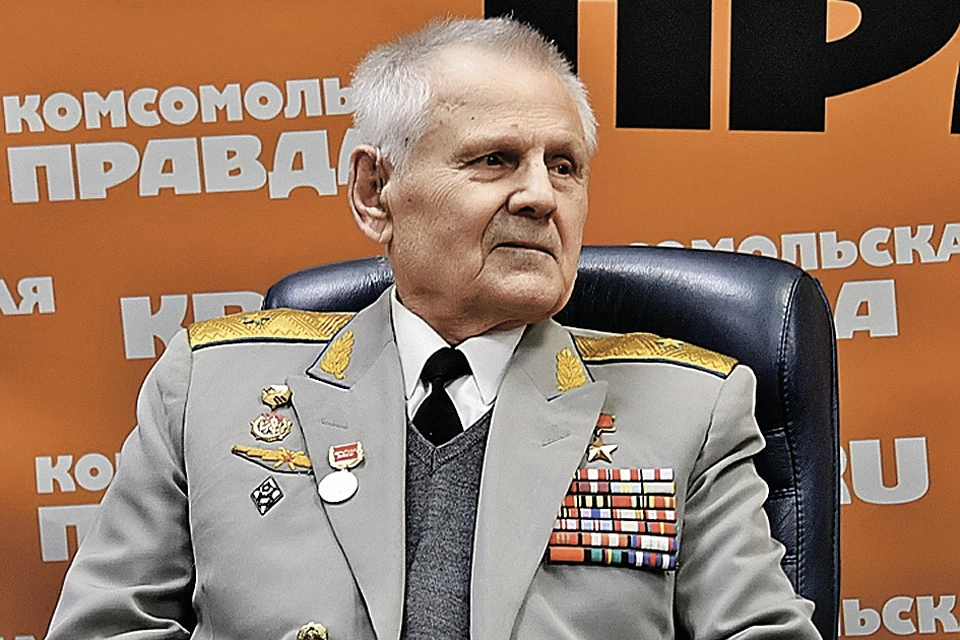 Сегодня замечательному летчику, Герою Советского Союза, генералу Анатолию Артеменко - 99 лет.