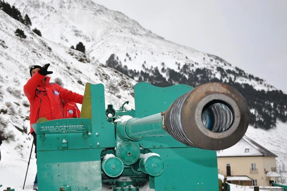 Для спуска снежных масс лавинщики используют 100-миллеиметровые пушки «КС-19». Фото: ГУ МЧС по КБР