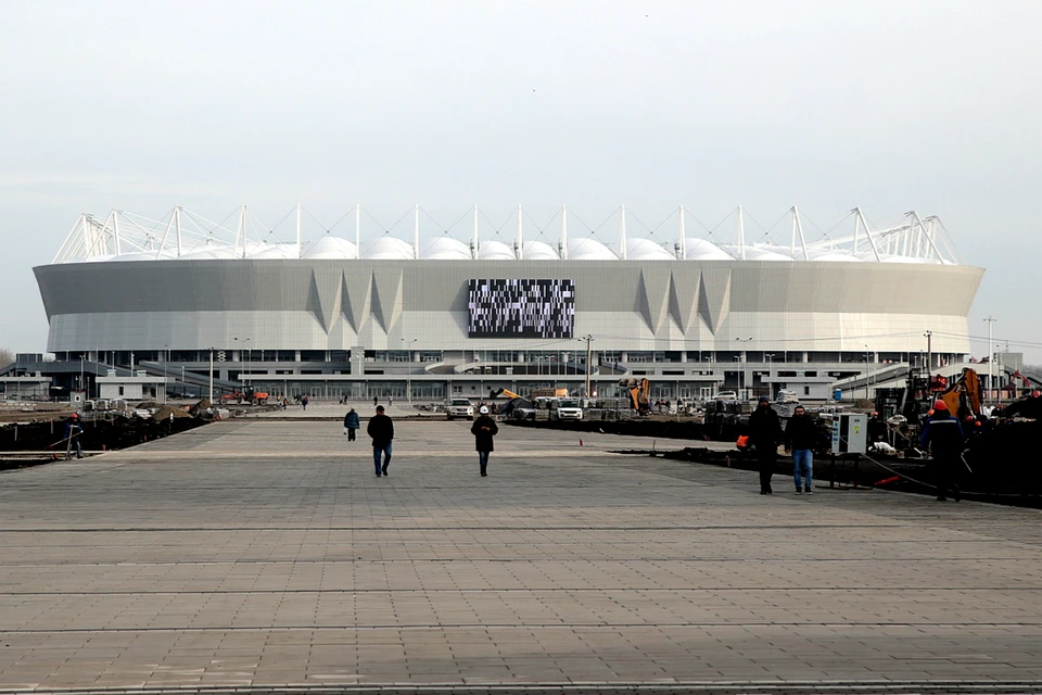 На территории вокруг стадиона сегодня идут работы по ее благоустройству. Фото: пресс-служба губернатора РО / Павел Сапрыкин.