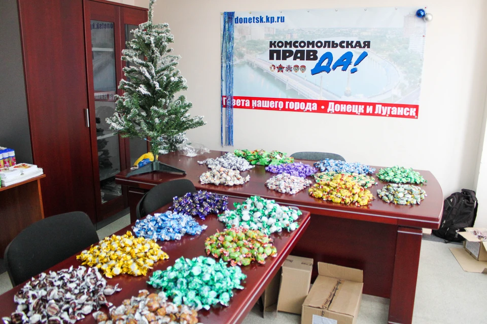 «Комсомолка» в Донецке провела первую благотворительную акцию. Мы повезли подарки в «красную зону» - детям фронтовой Саханки