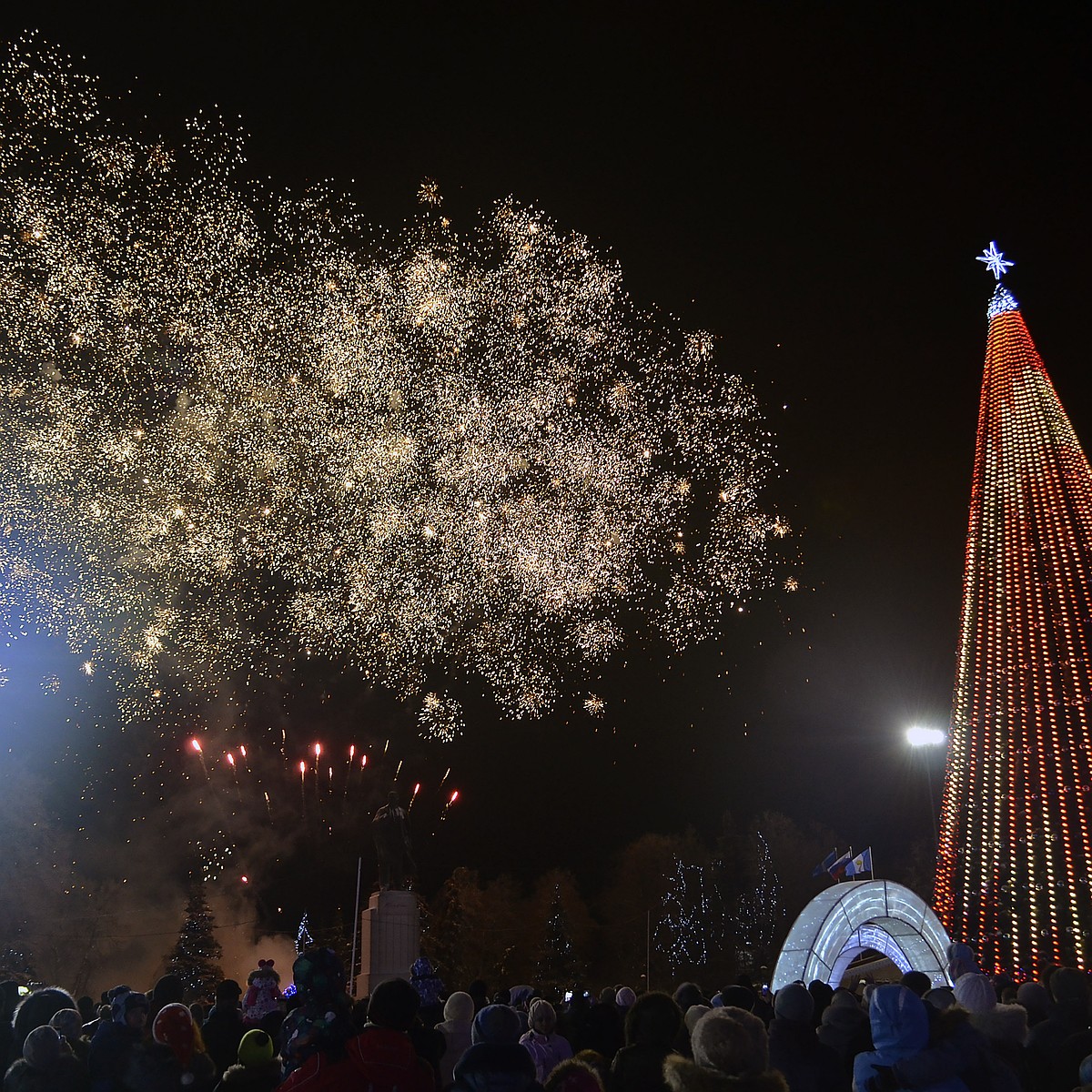 Пиротехническое шоу с огнеметами и десятки барабанов на одной площади:  программа новогодней ночи – 2018 в Ульяновске - KP.RU