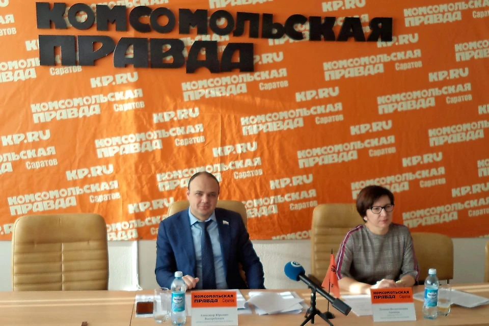 Александр Выскребенцев (на фото - слева) сообщил, что в 2017 году Саратовская область собрала рекордные доходы.