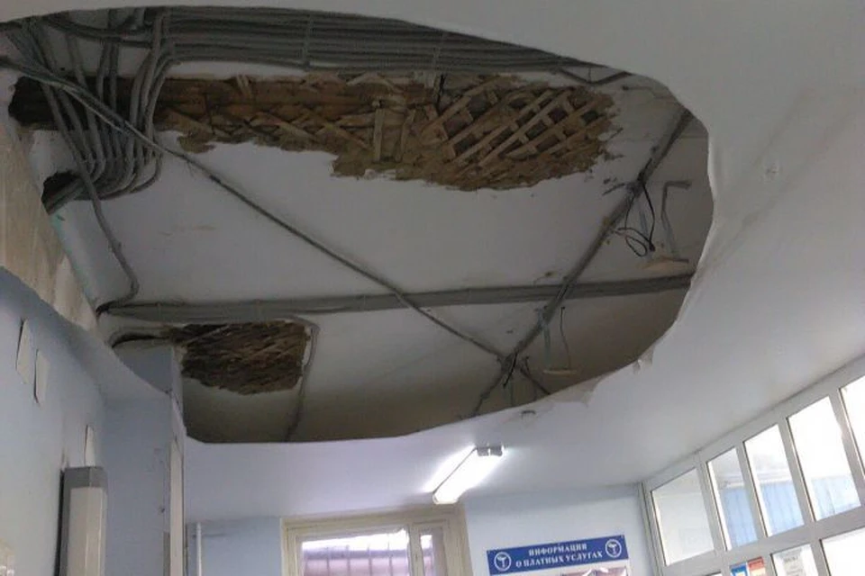 Такая дыра в потолке встречала сегодня посетителей медицинского учреждения. Фото: Александр Сабанин/сообщество "Типичный Екатеринбург" в социальной сети vk.com