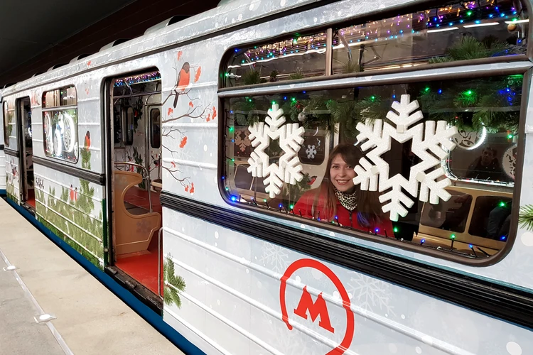 Третий новогодний поезд запустили с новой станции московского метро "Ховрино"
