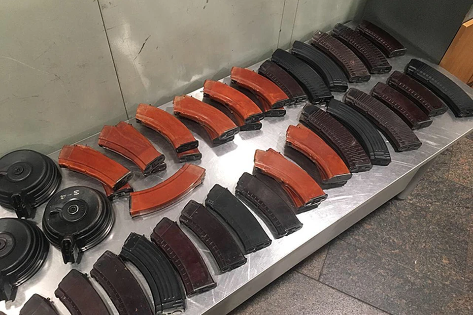 В ходе проведения таможенного досмотра багажа 30-летнего гражданина Венгрии были обнаружены магазины, приклады, обоймы, накладки и другие части огнестрельного оружия. Фото: Шереметьевской таможни