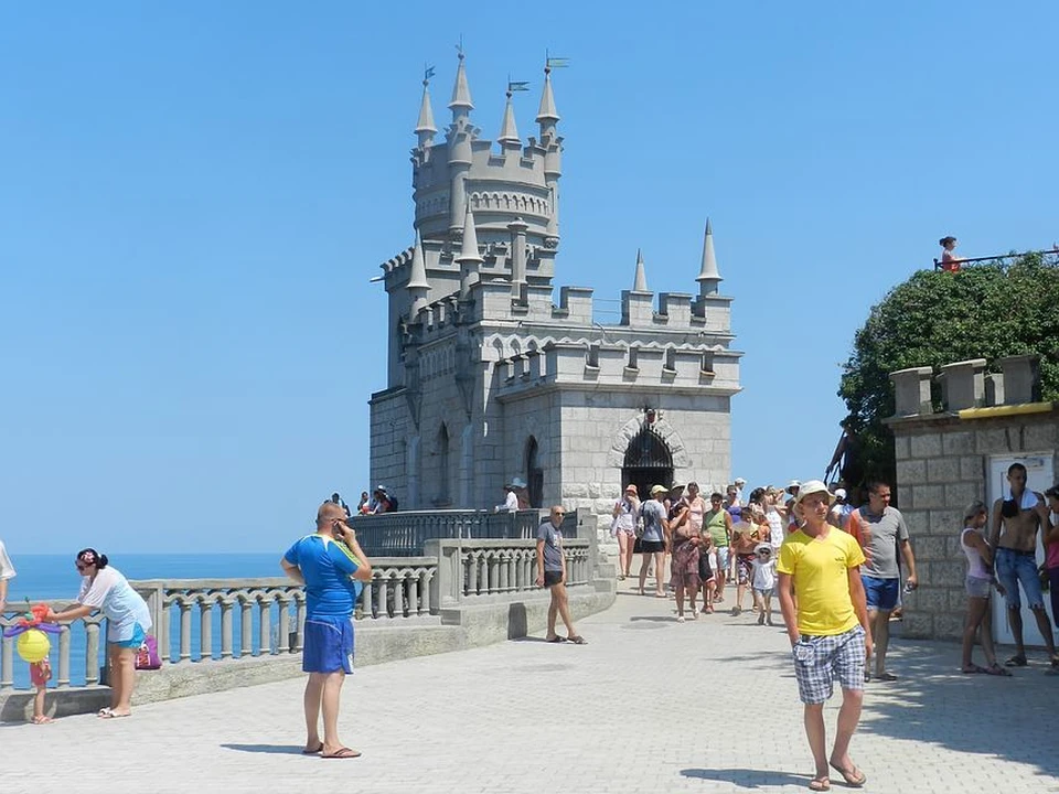 Туристы предпочитают останавливаться в Крыму в среднем на 11-16 ночей.