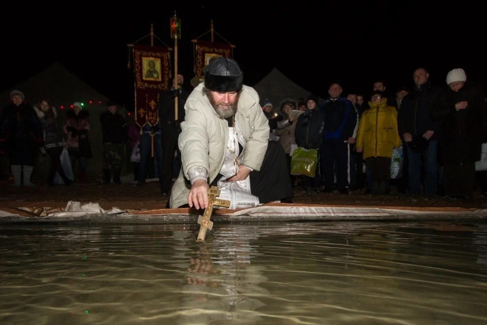 Крещенская вода: Когда набирать, как пить и сколько хранить святую воду