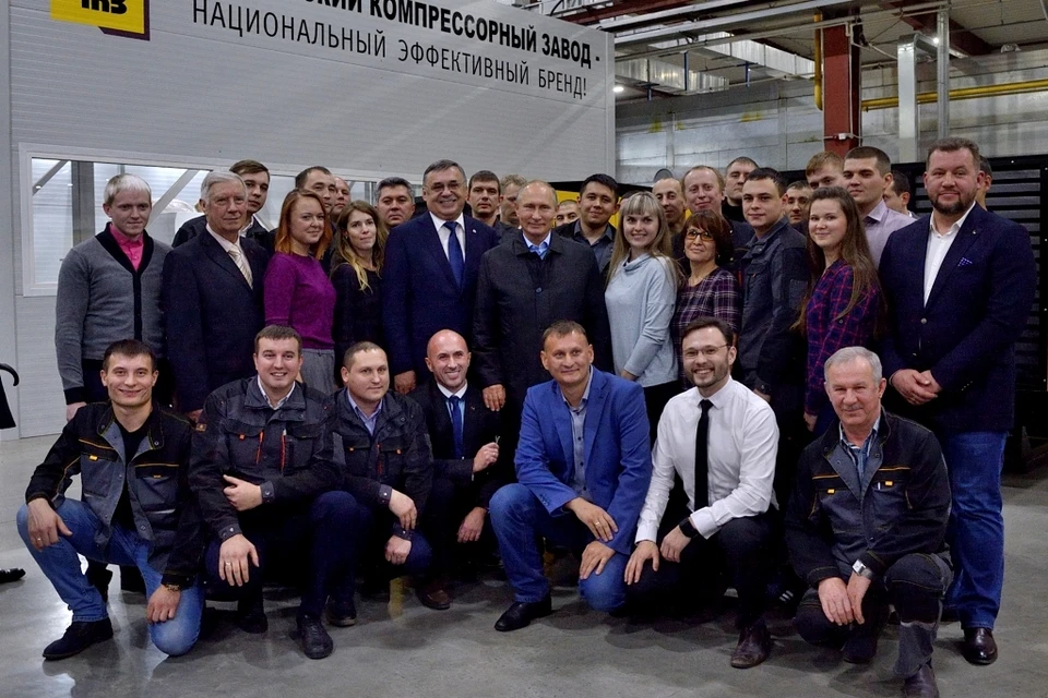 Владимир Путин во время визита на Челябинский компрессорный завод