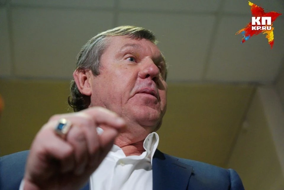 Александр Новиков торжествует победу над противницей