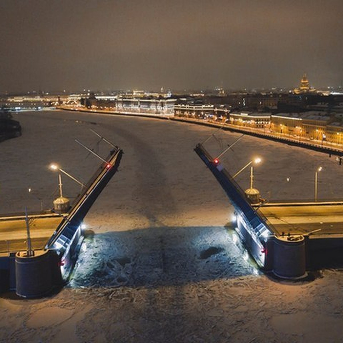 В Петербурге во время разводки Тучкова моста надломилась и упала опора  контактной сети - KP.RU