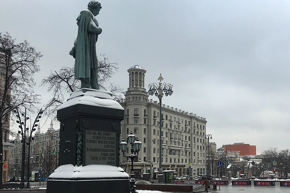 На углу дома на крыше некогда стояла девушка и, глядя на памятник Пушкину, приветствовала его серпом и молотом